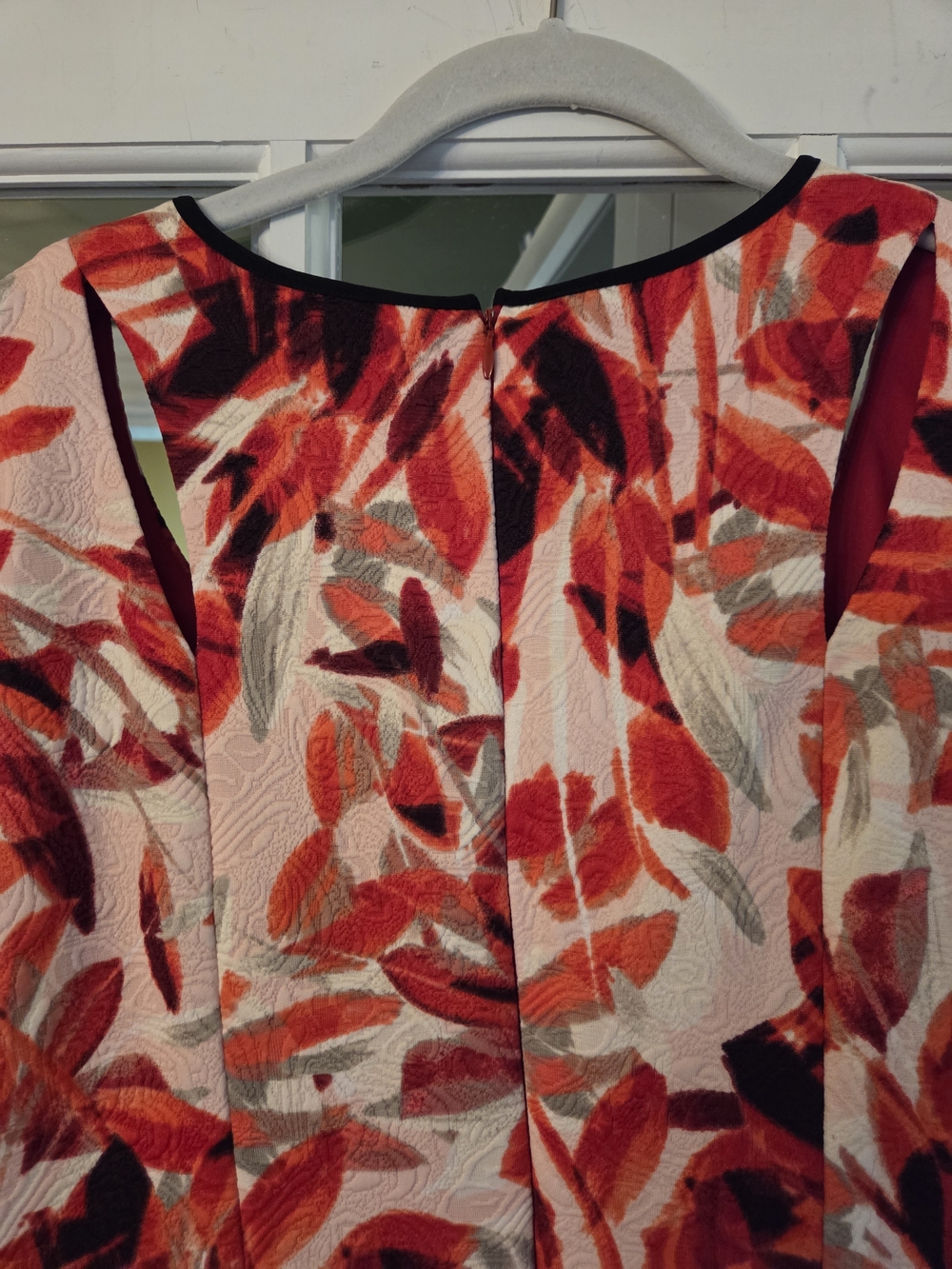 Maggy London Red, Black & White Abstract Print Cutout Sheath Dress - Size 12 - Picture 5 of 12